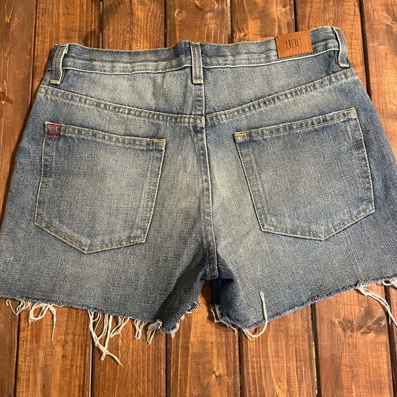BDG Urban Outfitters Jean shorts | boyfriend Low-rise| frayed bottoms | - Picture 7 of 7